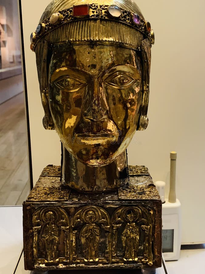 Argintul medieval și containerul sfânt din lemn sub forma unui cap de eustași sfânt care a făcut parte odată din minerii de la Bas royalty free stock photos