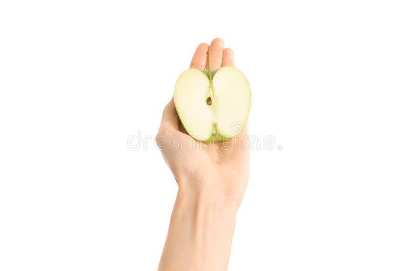 Argomento sano di dieta e di cibo: Della mano della tenuta mela umana di verde a metà isolata su un fondo bianco nello studio, vi fotografie stock