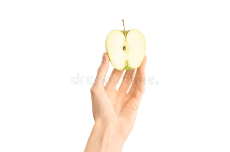 Argomento sano di dieta e di cibo: Della mano della tenuta mela umana di verde a metà isolata su un fondo bianco nello studio, vi fotografia stock libera da diritti