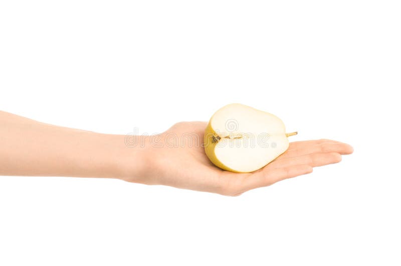 Argomento sano di dieta e di cibo: La mano umana giudica la metà della pera isolata su un fondo bianco nello studio fotografia stock libera da diritti