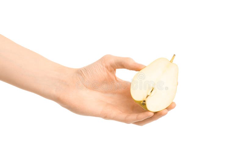Argomento sano di dieta e di cibo: La mano umana giudica la metà della pera isolata su un fondo bianco nello studio fotografia stock libera da diritti