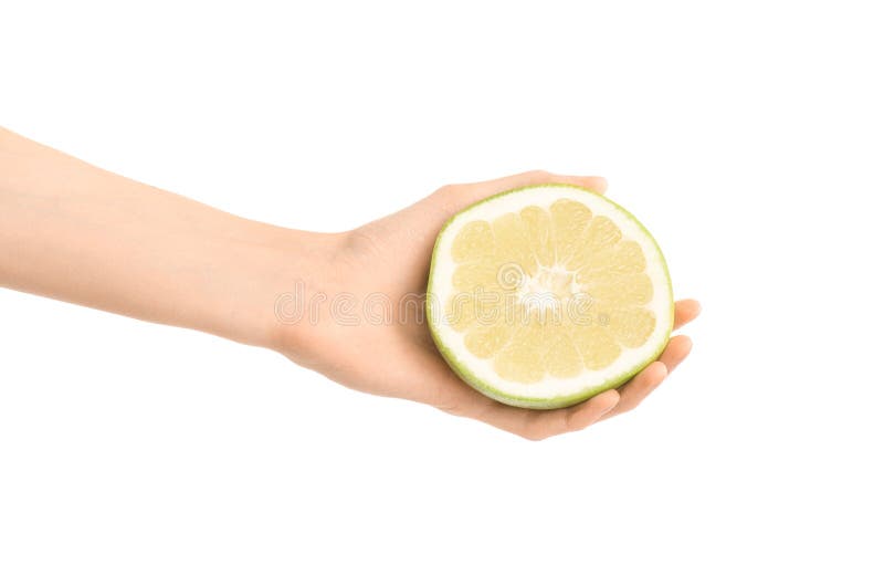 Argomento sano di dieta e di cibo: Mano umana che giudica un mezzo tesoro isolato su fondo bianco nello studio fotografie stock libere da diritti