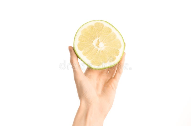 Argomento sano di dieta e di cibo: Mano umana che giudica un mezzo tesoro isolato su fondo bianco nello studio, vista in prima pe immagini stock libere da diritti