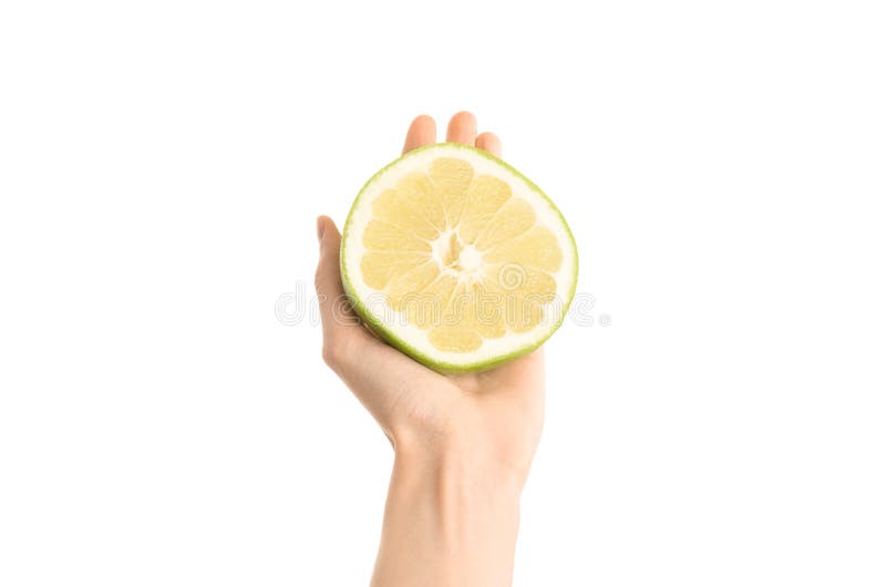Argomento sano di dieta e di cibo: Mano umana che giudica un mezzo tesoro isolato su fondo bianco nello studio, vista in prima pe fotografie stock libere da diritti