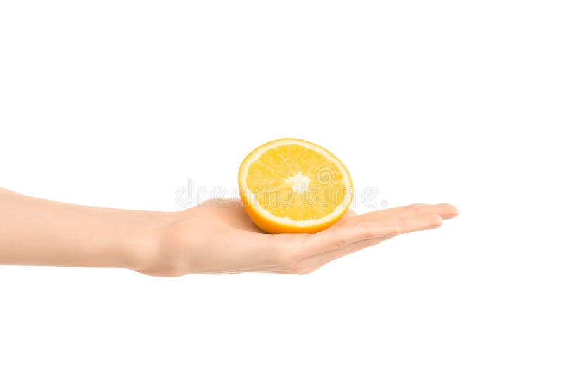 Argomento sano di dieta e di cibo: Mano umana che giudica una metà dell'arancia isolata su un fondo bianco nello studio fotografia stock libera da diritti