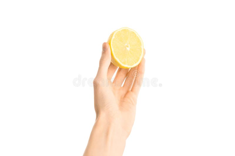 Argomento sano di dieta e di cibo: Metà umana della tenuta della mano del limone isolata su un fondo bianco nello studio, vista i fotografie stock libere da diritti