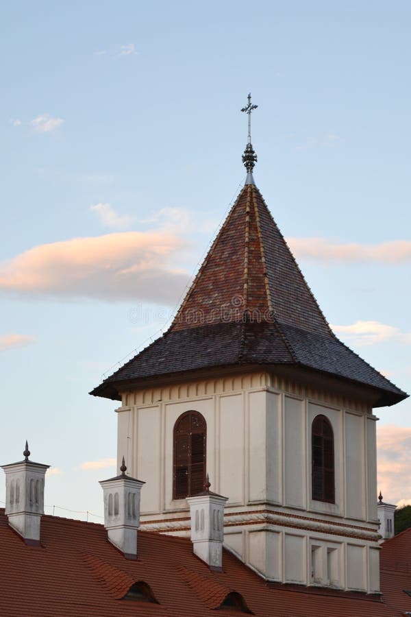 Argt torn av den ortodoxa den Brancoveanu kloster och kyrkan royaltyfri fotografi Argt torn av den ortodoxa den Brancoveanu kloster och kyrkan royaltyfri fotografi