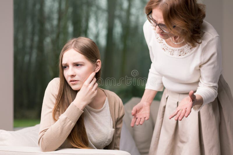 Argument entre générations entre la mère et la fille photos stock Argument entre générations entre la mère et la fille photos stock