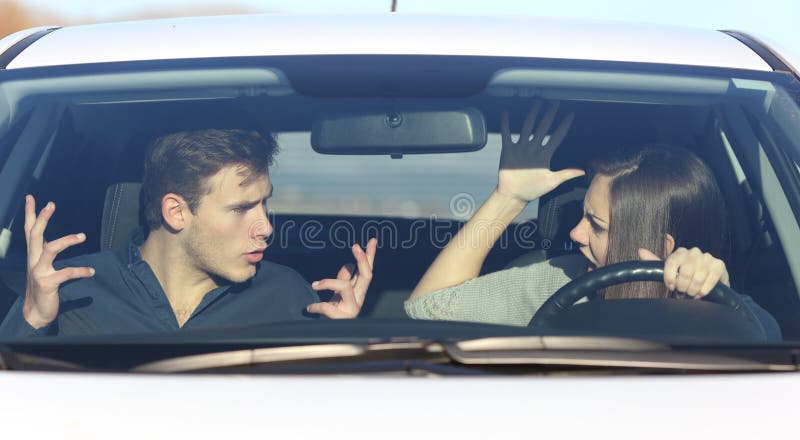 Argumentierende Paare, während sie Autofahren ist lizenzfreies stockfoto Argumentierende Paare, während sie Autofahren ist lizenzfreies stockfoto