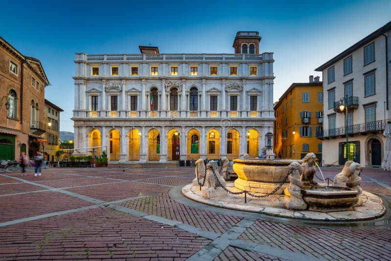 Arhitectura frumoasă a piazza vecchia in bergamo la zori în Italia royalty free stock photography