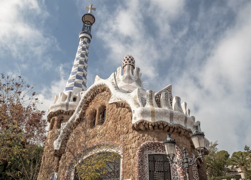 Arhitectură colorată de către Antonio Gaudi. parc guell este cel mai important parc din Barcelona. royalty free stock image