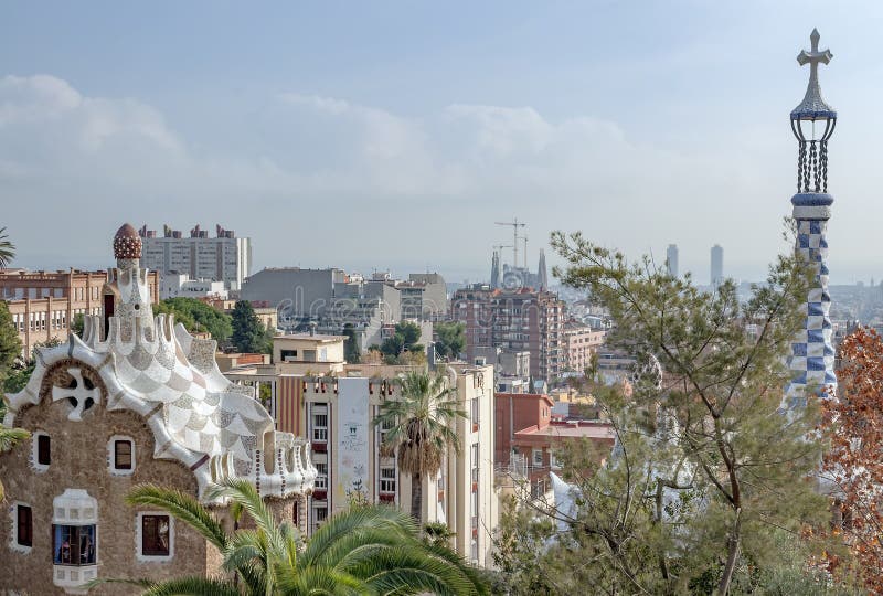 Arhitectură colorată de către Antonio Gaudi. parc guell este cel mai important parc din Barcelona. royalty free stock photo