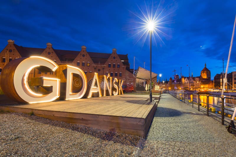 Arhitectură frumoasă a Gdansk cu un semn exterior la apus în Polonia stock images