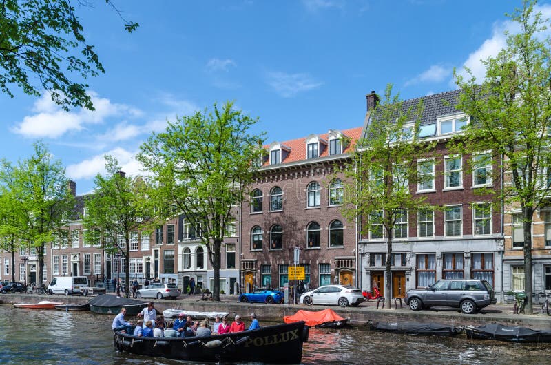 Arhitectură frumoasă a locuințelor olandeze pe canalele din Amsterdam royalty free stock image