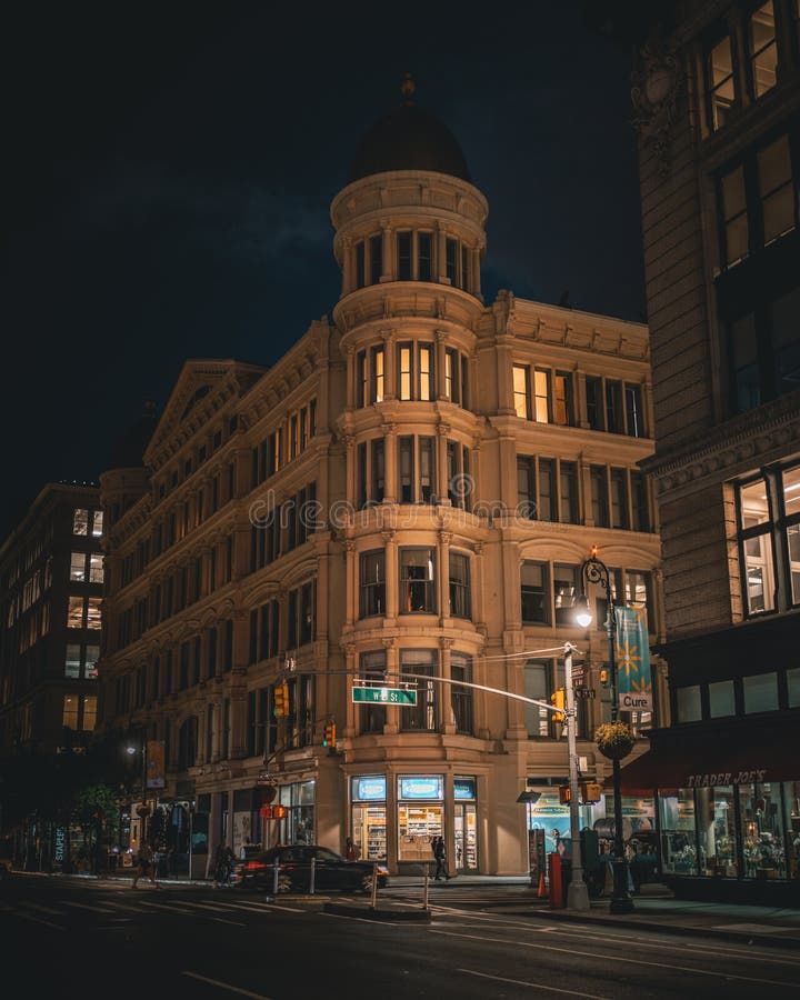 Arhitectură frumoasă noaptea în Chelsea New York stock images