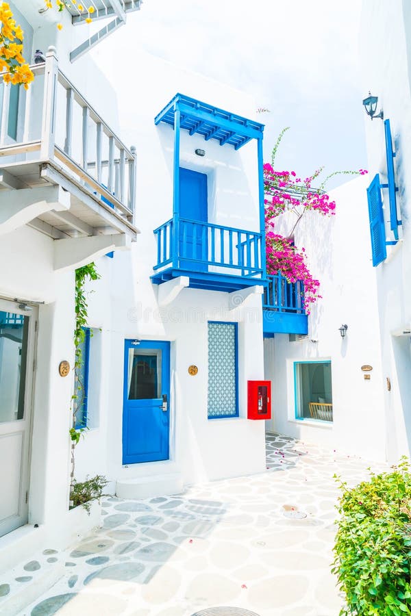Arhitectură frumoasă în exterior cu stilul santorini și al Greciei stock images
