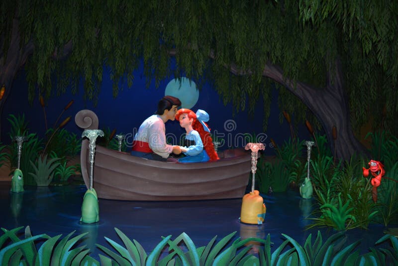 Ariel y Eric Kissing - reino mágico Walt Disney World fotos de archivo libres de regalías Ariel y Eric Kissing - reino mágico Walt Disney World fotos de archivo libres de regalías