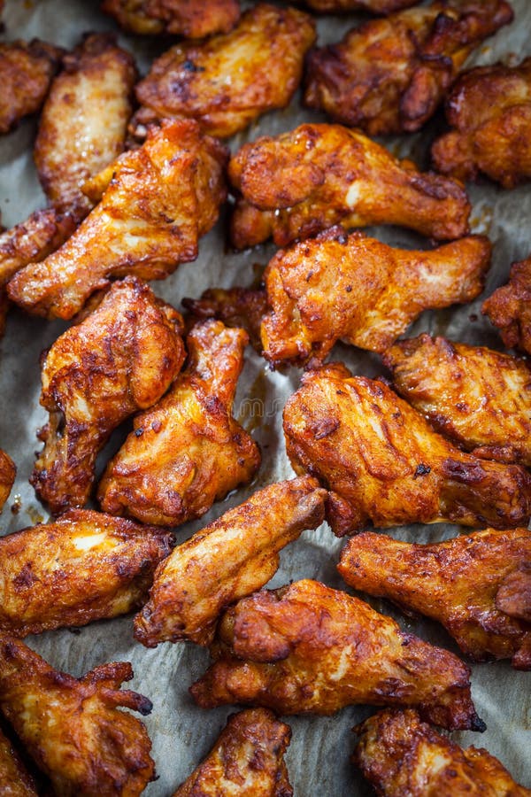 Aripi de pui pe tavă stock photo