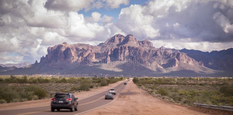 Arizona-Wüstenstraße, die zu Aberglaube-Berg nahe Phoenix, Az, USA führt stockbilder Arizona-Wüstenstraße, die zu Aberglaube-Berg nahe Phoenix, Az, USA führt stockbilder