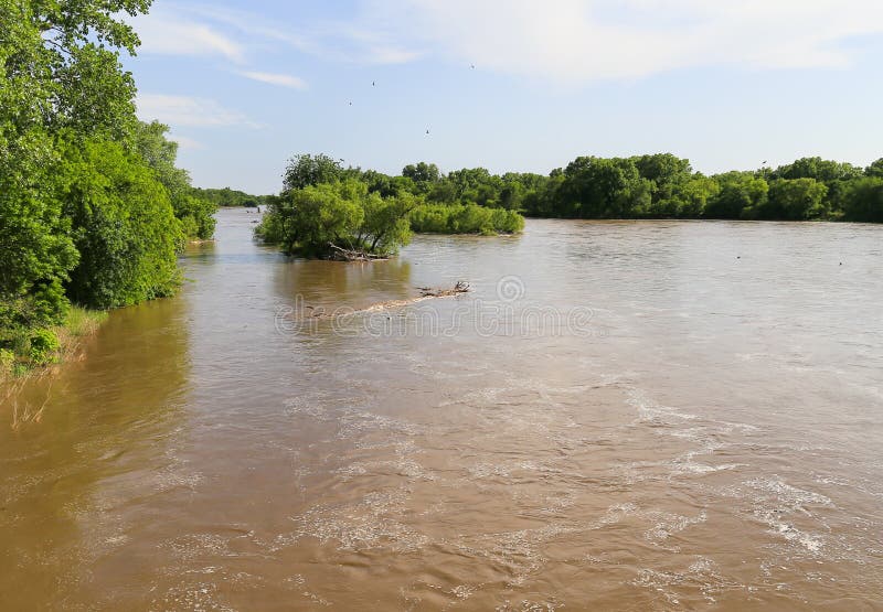 Arkansas River med högt vatten arkivfoton Arkansas River med högt vatten arkivfoton