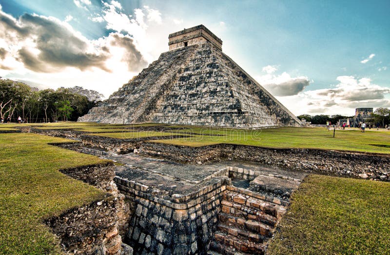 Arkeologisk plats av Chichen-Itza i Mexico, Yucatan halvö royaltyfri fotografi Arkeologisk plats av Chichen-Itza i Mexico, Yucatan halvö royaltyfri fotografi