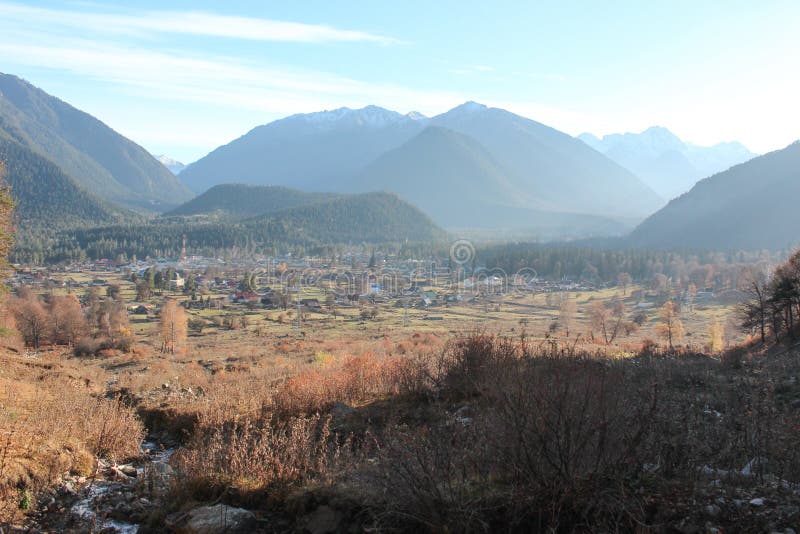 Arkhyz no outono (Montanhas de Cáucaso) fotos de stock royalty free