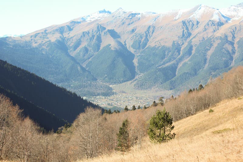 Arkhyz no outono (Montanhas de Cáucaso) foto de stock