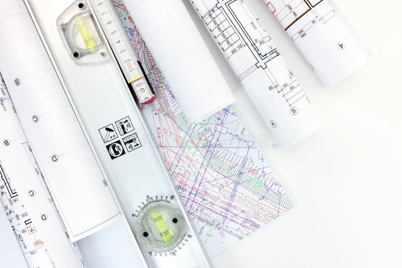 Arkitektarbetsplats med rullar av konstruktionsritningar, plan royaltyfri foto Arkitektarbetsplats med rullar av konstruktionsritningar, plan royaltyfri foto
