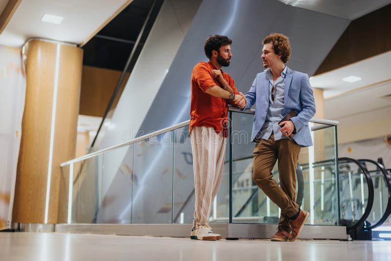 Arkitekter och ingenjörer diskuterar projektdetaljer inspekterar byggnader och övervakar platser för lyckad konstruktion. En grupp arkitekter som diskuterar och inspekterar ett framgångsrikt stadsbyggnadsprojekt