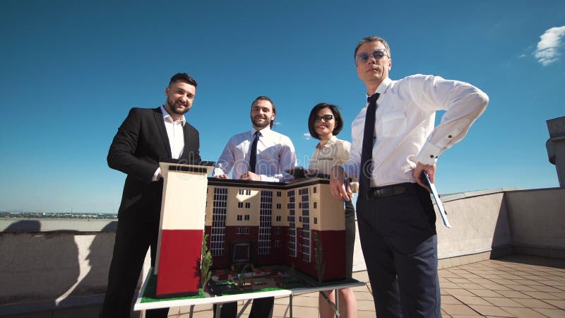 Arkitekter på byggnadsmodellen royaltyfri fotografi Arkitekter på byggnadsmodellen royaltyfri fotografi
