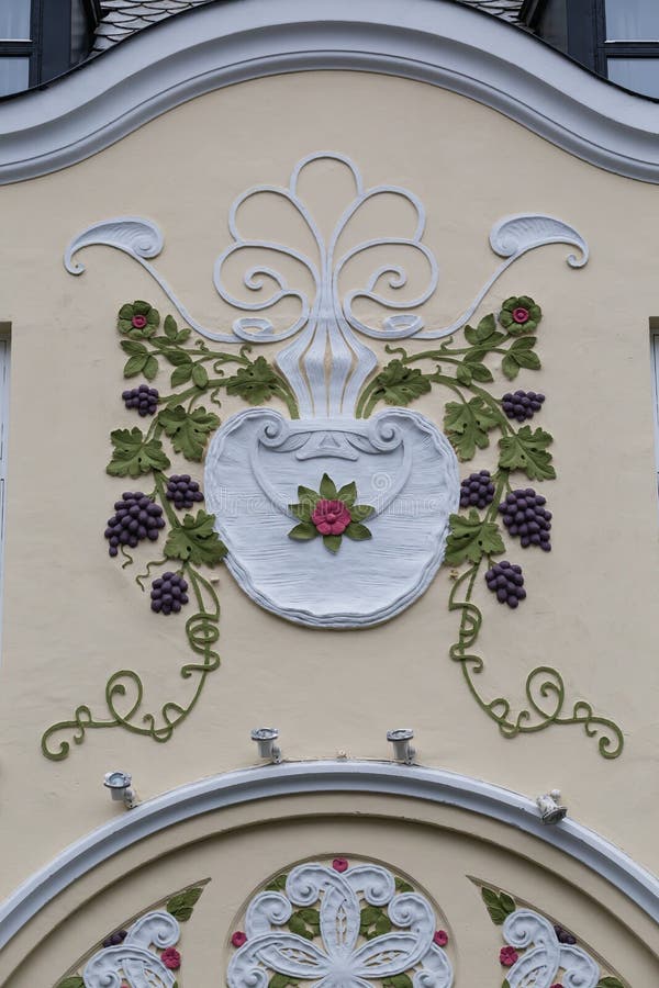 Arkitektonisk detalj - fasad av en Art Nouveau byggnad royaltyfri foto Arkitektonisk detalj - fasad av en Art Nouveau byggnad royaltyfri foto