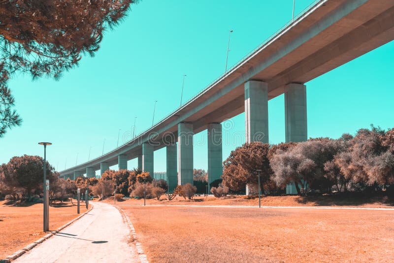 Arkitektoniska detaljer av 25 de Abril Bridge 25th April Bridge In Lisbon royaltyfri foto Arkitektoniska detaljer av 25 de Abril Bridge 25th April Bridge In Lisbon royaltyfri foto