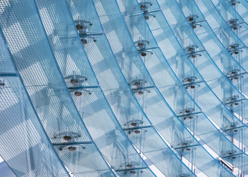 Arkitektur - detaljrikedom Modern glasfasadmönster arkivbilder