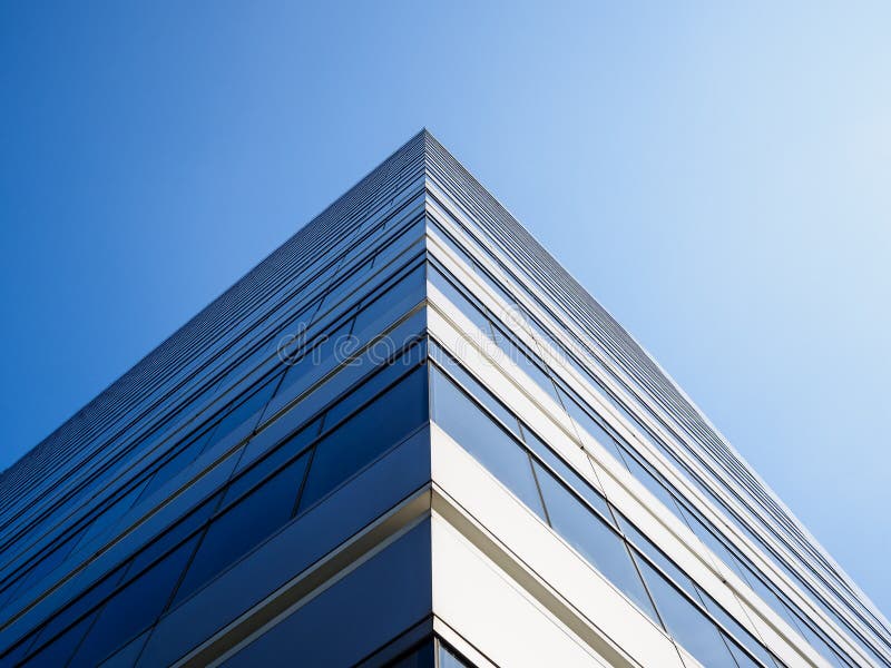 Arkitektur - detaljriksfasad i modern glasfasad hörnbakgrund arkivfoton