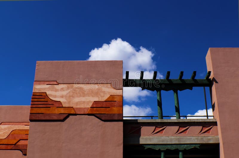 Arkitektur med sydvästlig design i stuckatur mot blå himmel med moln, Santa Fe som är ny - Mexiko royaltyfri bild Arkitektur med sydvästlig design i stuckatur mot blå himmel med moln, Santa Fe som är ny - Mexiko royaltyfri bild