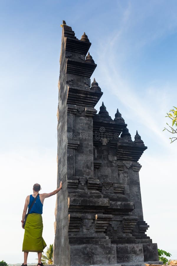 Arkitektur, resa och religion Handelsresande som tycker om sikten i den hinduiska templet Lempuyang i Bali, Indonesien arkivfoton Arkitektur, resa och religion Handelsresande som tycker om sikten i den hinduiska templet Lempuyang i Bali, Indonesien arkivfoton