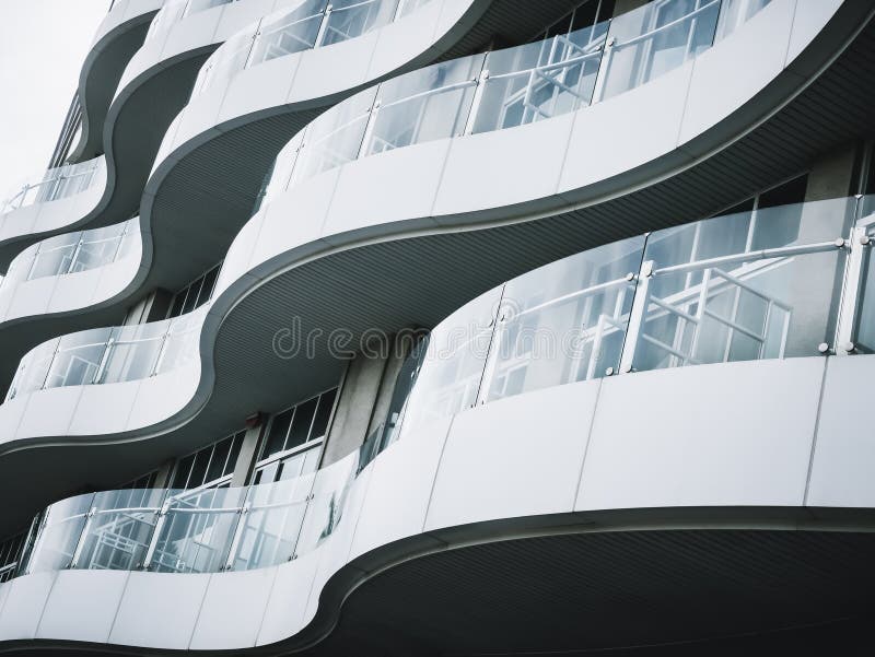 Arkitekturdetaljer Modern design av kurva för terrasdesign, mönster på glaspanelen royaltyfri fotografi