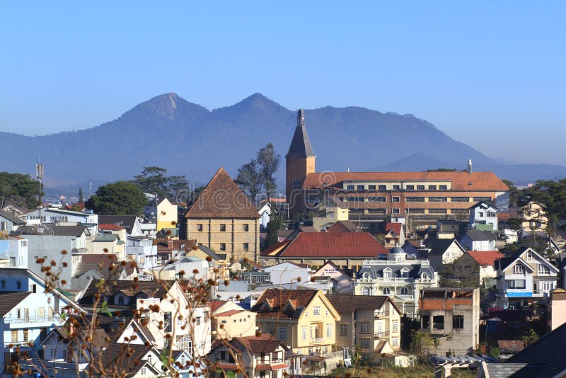 Arkitekturen av den Dalat staden, Vietnam royaltyfria bilder Arkitekturen av den Dalat staden, Vietnam royaltyfria bilder