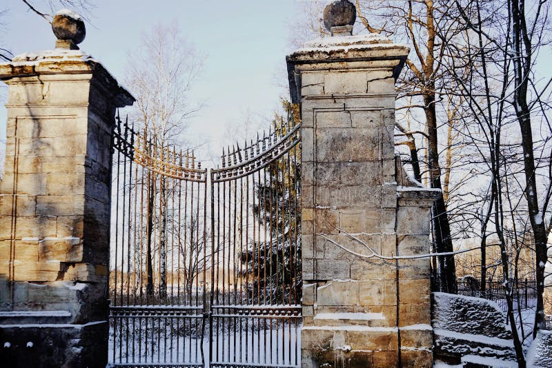 arkitekturportar parkerar dag för förkylning för snö för vinter för himmelträdsolljus arkivfoto arkitekturportar parkerar dag för förkylning för snö för vinter för himmelträdsolljus arkivfoto
