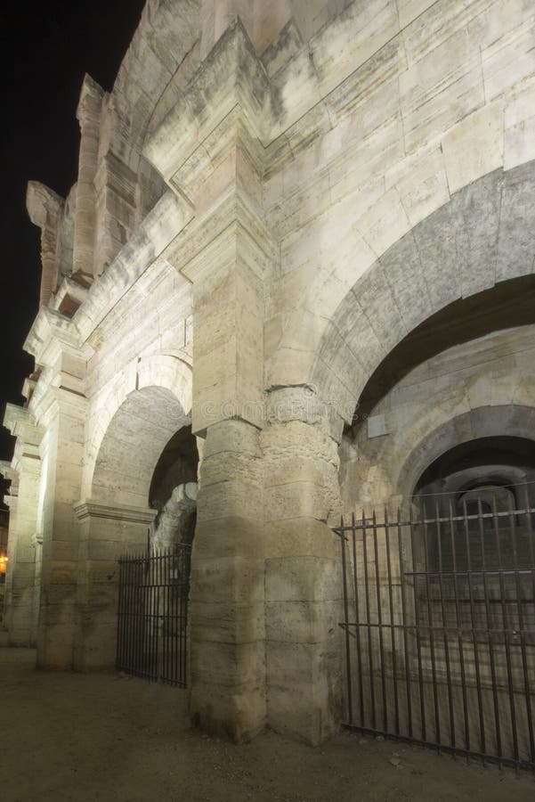 Arles-Amphitheatre nachts, Frankreich stockfotografie Arles-Amphitheatre nachts, Frankreich stockfotografie