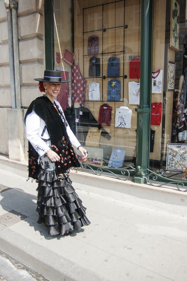 Arles kvinna i traditionell klänning royaltyfri foto Arles kvinna i traditionell klänning royaltyfri foto