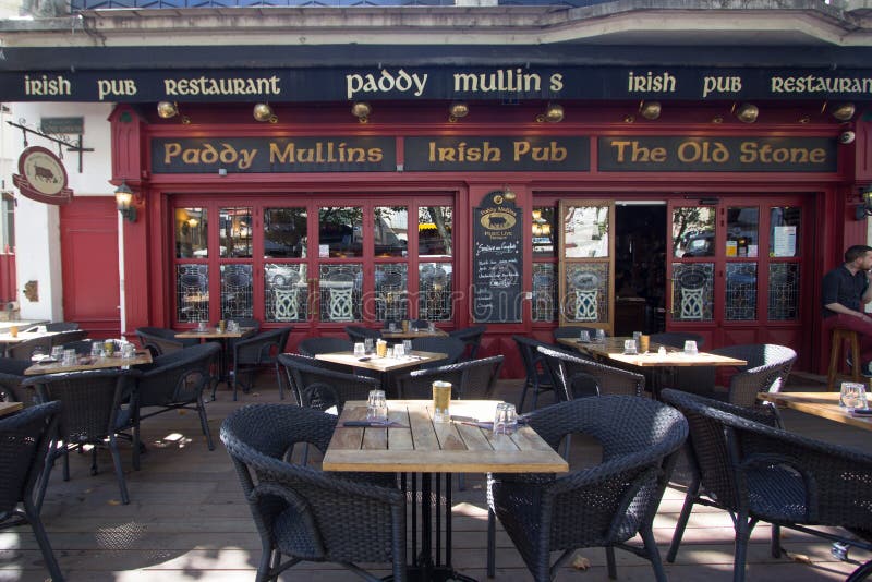 Arles un pub sulla via immagine stock Arles un pub sulla via immagine stock