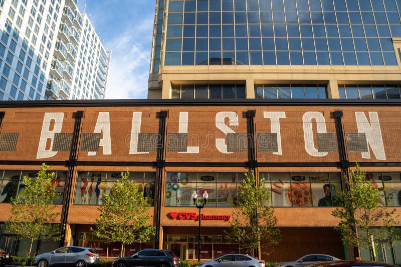 Arlington, Virginia, 7 Agosto 2019:Ballston Quarter, una zona di ristoranti e negozi nel quartiere di tendenza Questo è nel fotografia stock libera da diritti Arlington, Virginia, 7 Agosto 2019:Ballston Quarter, una zona di ristoranti e negozi nel quartiere di tendenza Questo è nel fotografia stock libera da diritti