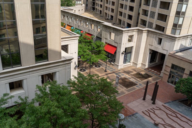 Arlington Virginia - flyg- sikt av domstolsbyggnadPlazaområdet i den stads- domstolsbyggnadgrannskapen i nordligt arkivbild Arlington Virginia - flyg- sikt av domstolsbyggnadPlazaområdet i den stads- domstolsbyggnadgrannskapen i nordligt arkivbild