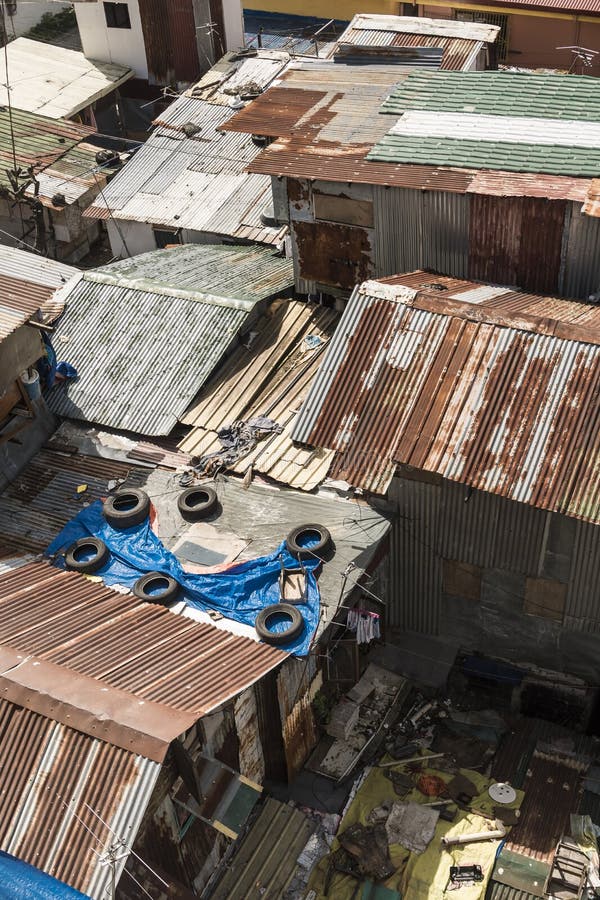 Lençol Metálico E Coberturas Ocas Casas-escuras Numa área Pobre Da Favela  Em Manila Foto de Stock - Imagem de linha, miséria: 183821898