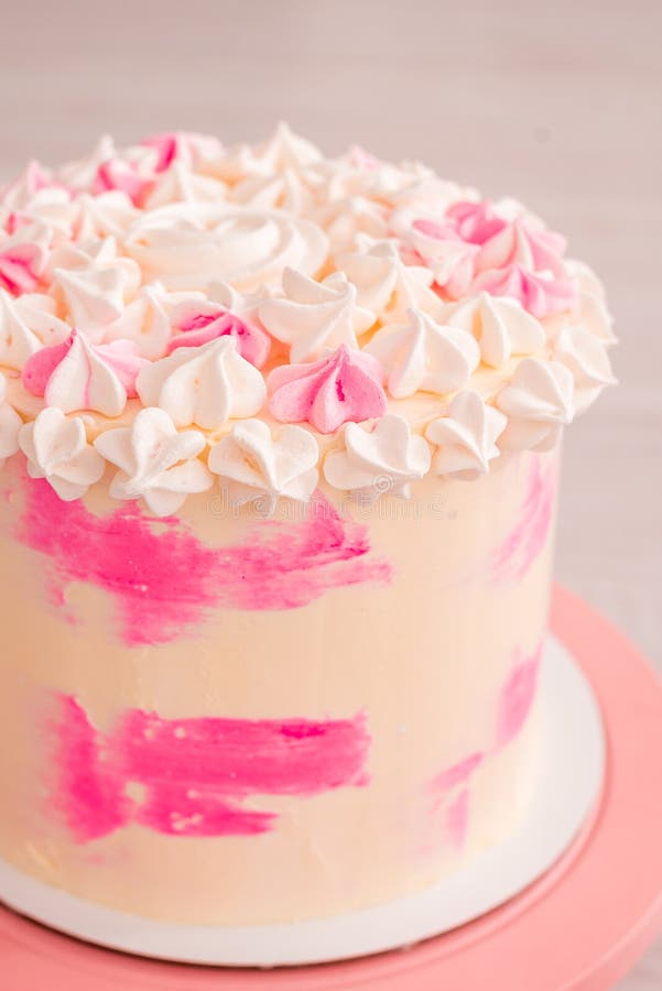 Bolo alto com manchas rosa. bolo delicado com merengue para