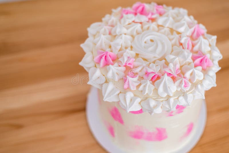 Bolo alto com manchas rosa. bolo delicado com merengue para