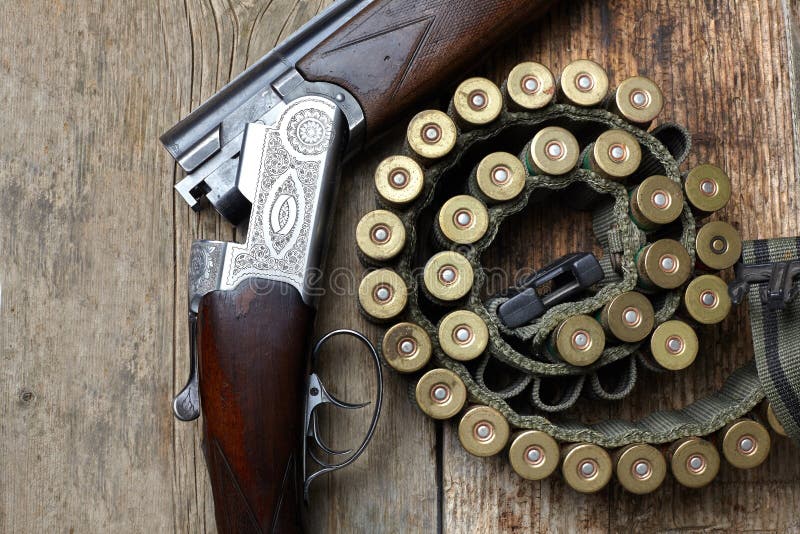 Arma de la caza del vintage con las cáscaras imágenes de archivo libres de regalías Arma de la caza del vintage con las cáscaras imágenes de archivo libres de regalías