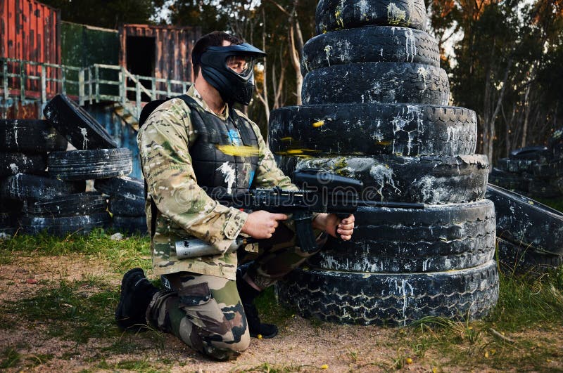 Equipe de paintball e estratégia militar com trabalho em equipe de missão e  zona de guerra com esportes ao ar livre grupo de soldados planejando plano  de jogo tático no campo de