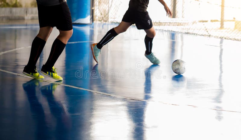 Salão de esportes de futebol interior. Jogador de futebol futsal, bola,  futsal. Fundo desportivo. Liga de Futsal Juvenil. Jogadores de futebol  interior com bola de futebol clássico . fotos, imagens de ©